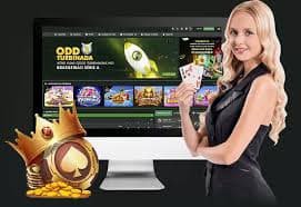 Burma8 Live Casino ကာဒ်ဂိမ်းစားပွဲ Baccarat ဒီလာနှင့် ကာဒ်ချနေသောမြင်ကွင်း